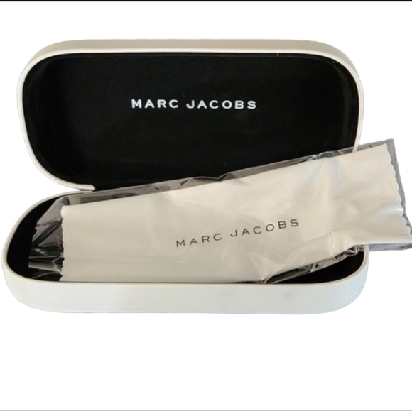 Marc Jacobs Sunglass Case and Cleaning Cloth - Picture 1 of 5